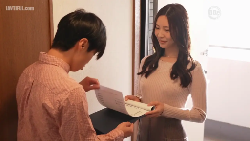 微笑 · 半身 · 文件夹 · 粉色针织衫 · 对立站立 · 玄关门口 · 展示文件 · 亚洲成年人