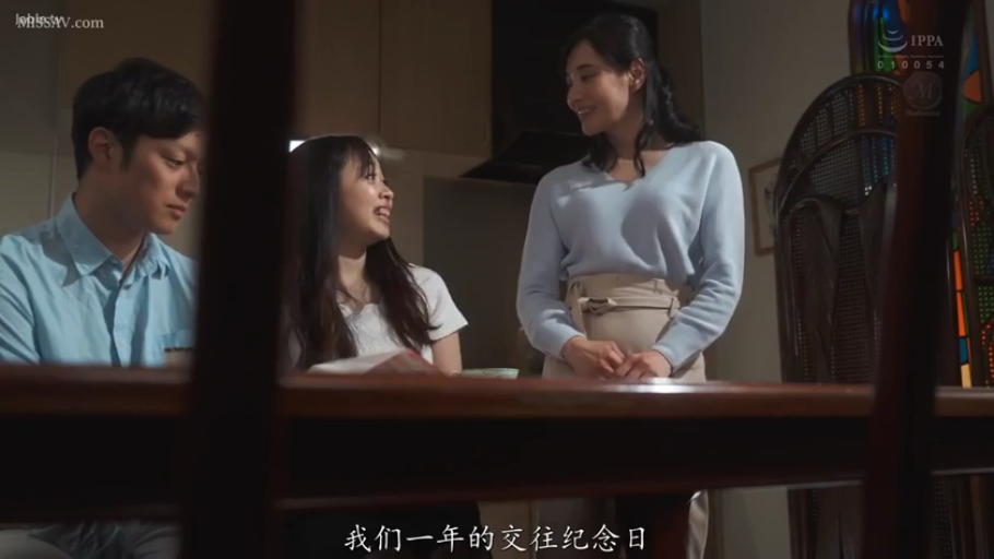 交谈中的自然表情 · 室内住宅 · 中景镜头 · 成熟女子浅蓝色针织衫和米色长裙