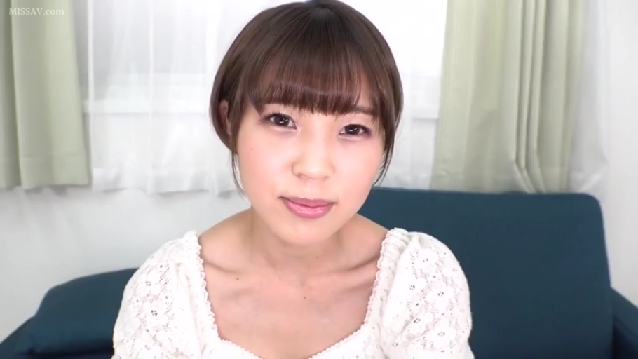 室内 · 坐姿 · 微笑 · 面部特写 · 白色蕾丝上衣 · 注视镜头 · 齐刘海