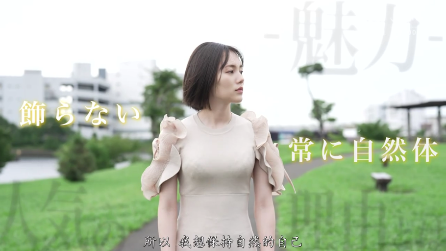 忧郁 · 字幕 · 凝视 · 半身像 · 户外公园 · 侧身站立 · 荷叶边连衣裙