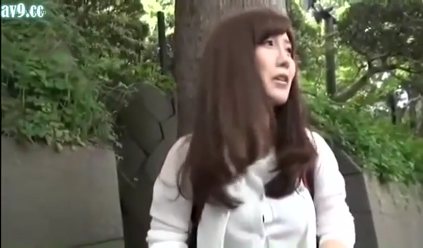 站立 · 半身 · 户外 · 长发 · 疑惑 · 白色针织衫 · 张望