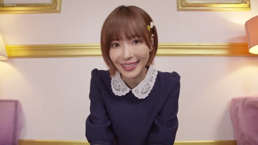 凝视 · 上半身特写 · 短发 · 室内房间 · 甜美微笑 · 正对镜头 · 发卡 · 蕾丝领长袖上衣