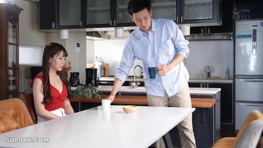 马克杯 · 女人神情略显忧郁 · 男人拿杯子的手部特写 · 男性蓝色条纹衬衫卡其裤 · 现代居家厨房
