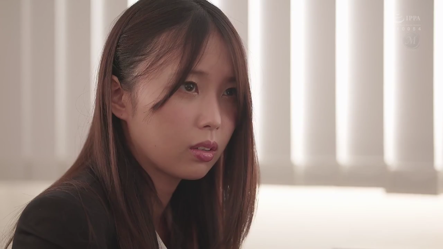 若有所思 · 办公室 · 面部特写 · 白色内衬 · 光线明亮