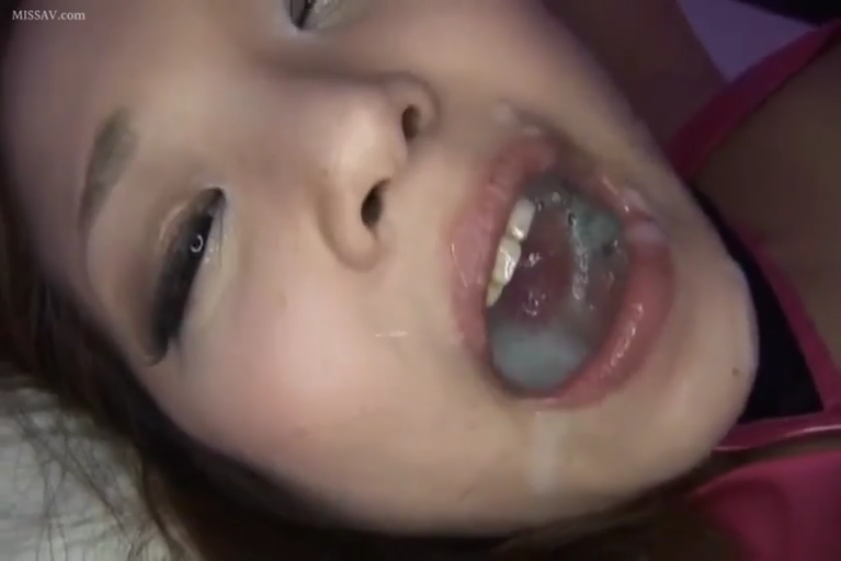 室内 · 脸部特写 · 迷离 · 粉色背心 · 躺姿 · 口中含精