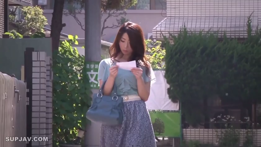 忧郁 · 站立 · 半身 · 手提包 · 户外街道 · 成熟女性 · 看信 · 淑女装