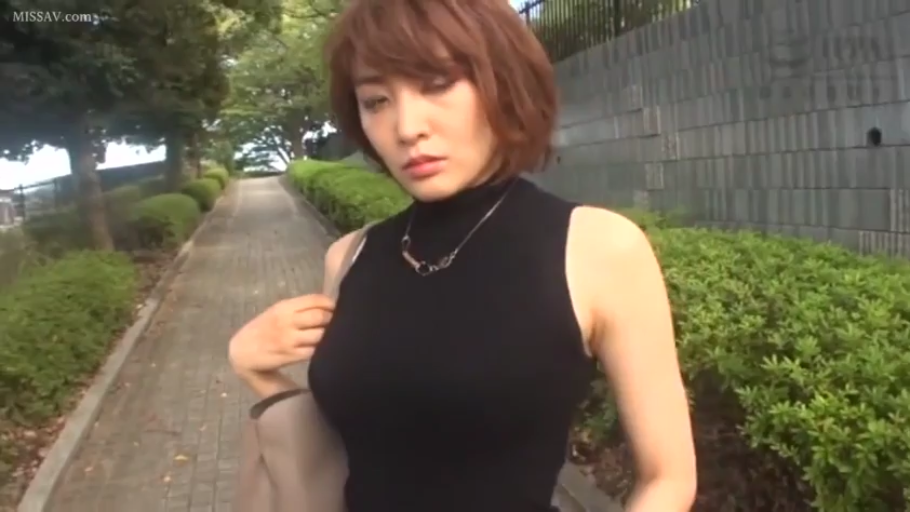 冷淡 · 上半身特写 · 白天 · 项链 · 黑色高领无袖背心 · 户外公园小径
