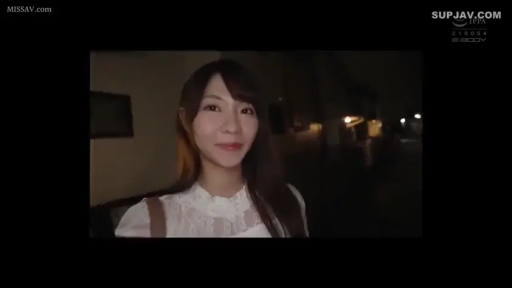 微笑 · 半身 · 挎包 · 熟女 · 白色蕾丝衫 · 正面 · 走动 · 夜间街头