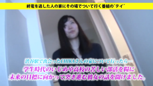 交谈 · 民宅 · 综艺字幕 · 人物半身特写 · 深色休闲上衣