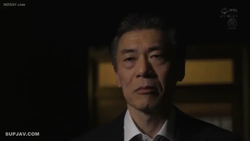 室内 · 平静 · 脸部特写 · 深色西装 · 光线暗淡