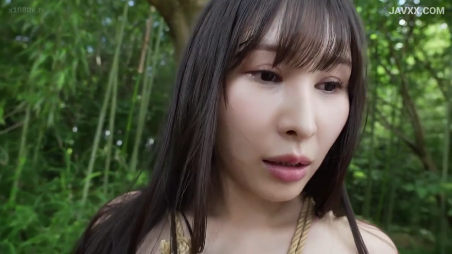 锁骨部位 · 被绳索束缚 · 森林 · 麻绳 · 神情紧张 · 身上缠绕麻绳