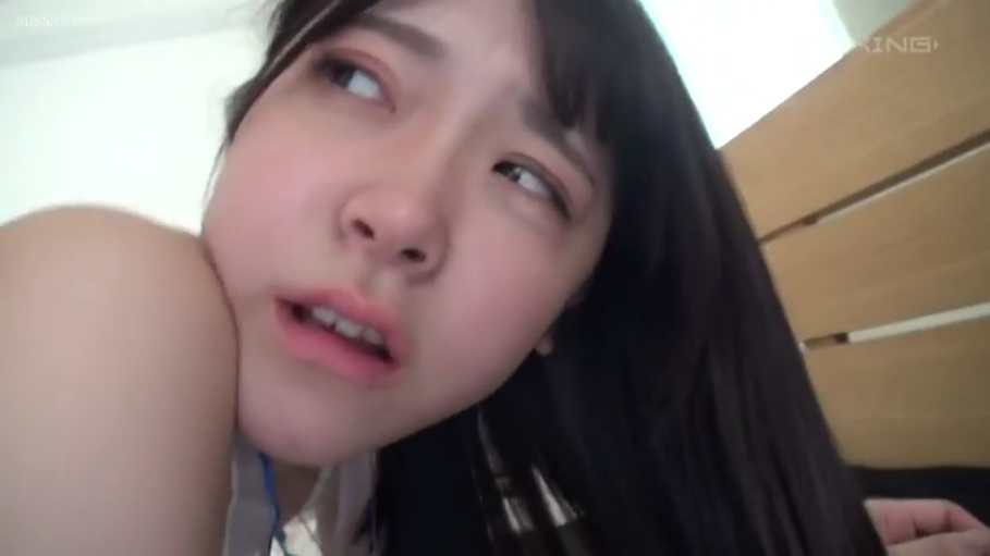 脸部特写 · 卧室 · 躺姿 · 吊带衫