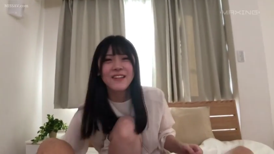 坐姿 · 卧室 · 中景 · 微笑 · 床 · 长发 · 互动 · 白色居家服