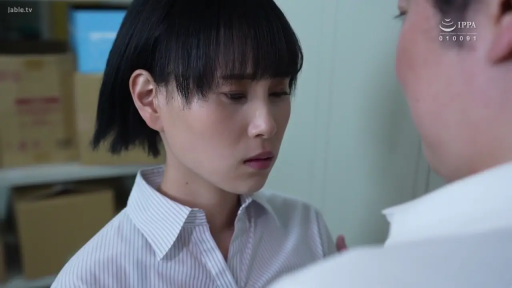 条纹衬衫 · 面部特写 · 仓库