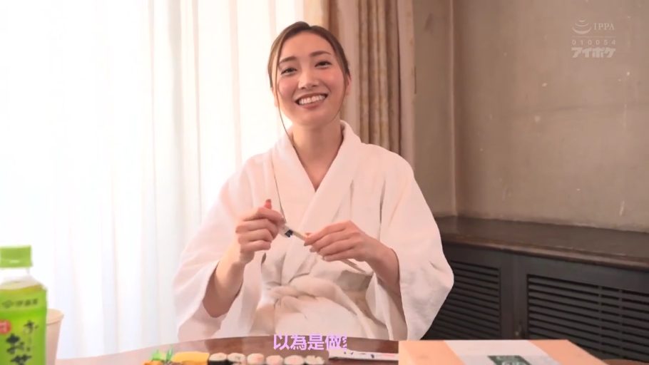 放松 · 酒店客房 · 白色浴袍 · 人物面部特写 · 一次性筷子