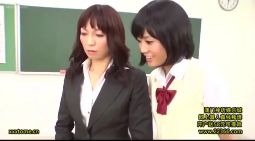 职业装 · 教室 · 师生 · 站姿 · 对话 · 黑板 · 坏笑