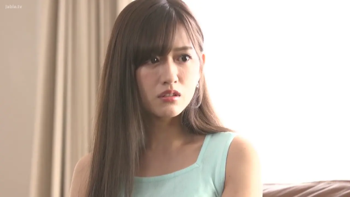 室内 · 坐姿 · 脸部特写 · 困惑 · 注视 · 长发 · 浅绿色背心