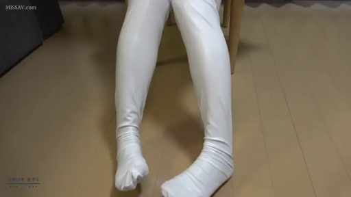 室内 · 双腿特写 · 白色连体袜