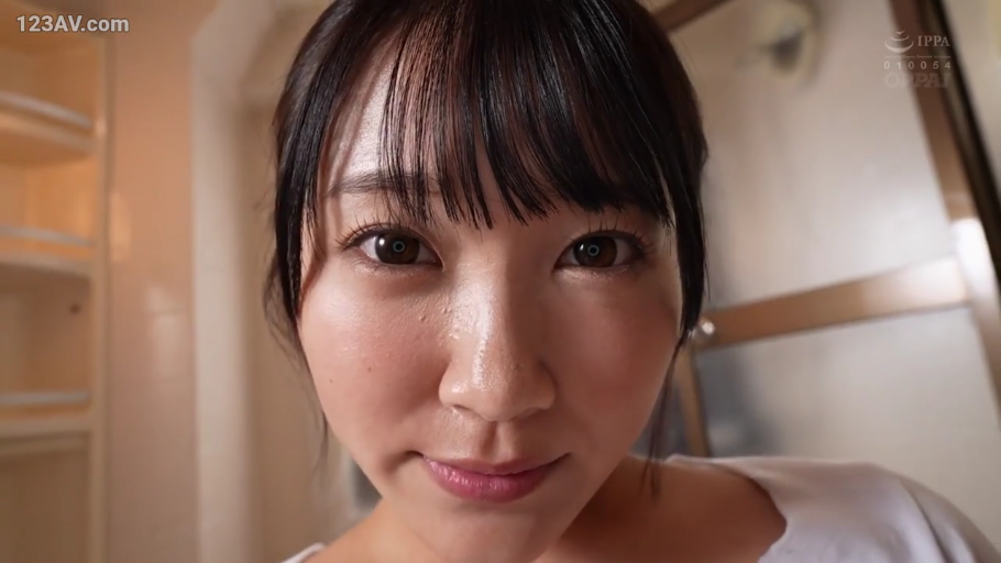 眼睛特写 · 浴室 · 深情注视 · 白色上衣