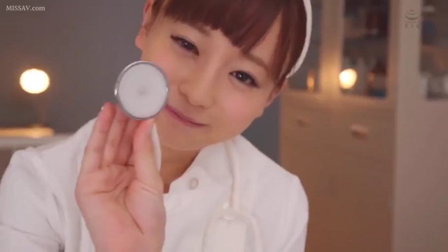 护士服 · 角色扮演 · 脸部特写 · 微笑 · 正面 · 诊室 · 听诊器 · 展示听诊器