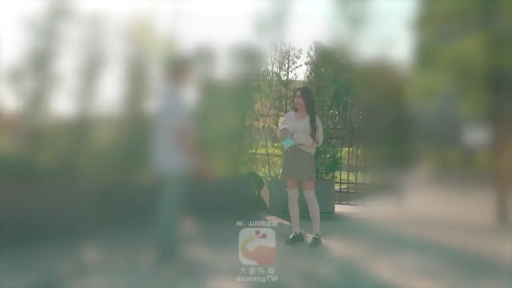 注视 · 公园 · 平底鞋 · 口罩 · 背景虚化 · 中景镜头