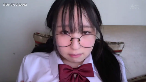 期待 · 面部特写 · 白色学生制服 · 室内卧室