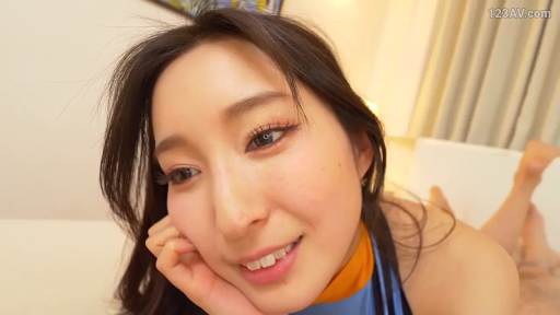 室内 · 脸部特写 · 微笑 · 趴卧 · 注视镜头 · 长发 · 竞技泳衣