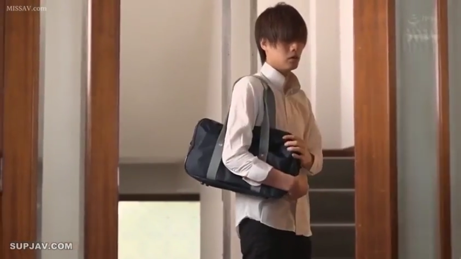 站立 · 中景 · 平静 · 白衬衫 · 走廊 · 单肩包 · 男主角 · 背书包