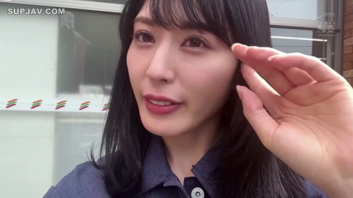 手部特写 · 微笑 · 深蓝色衬衫 · 便利店门口