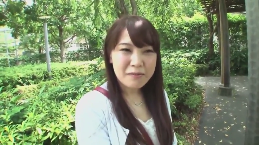 站立 · 微笑 · 面部特写 · 对视 · 白色开衫 · 公园