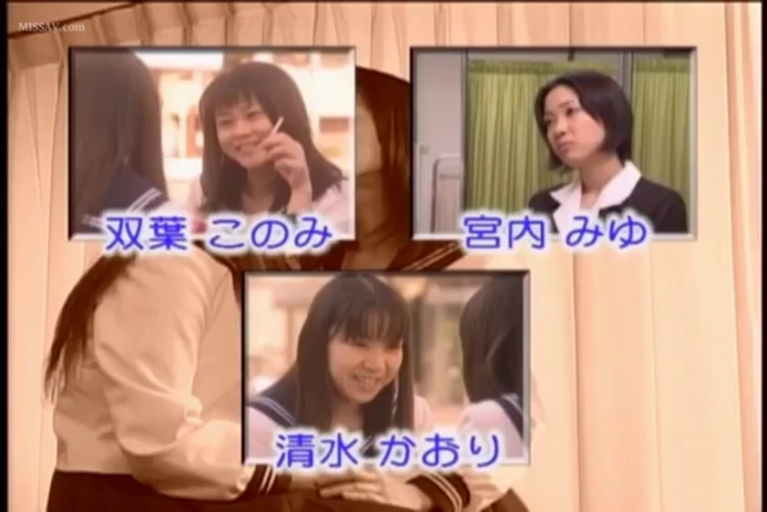 室内 · 坐姿 · 交谈 · 面部 · 校服 · 自然 · 多人