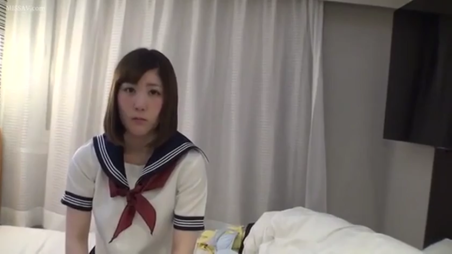 上半身特写 · 注视镜头 · 酒店房间 · 水手服校服