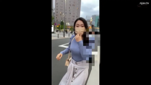 上半身特写 · 注视 · 单肩包 · 户外街道 · 蓝色紧身针织衫 · 马赛克遮挡
