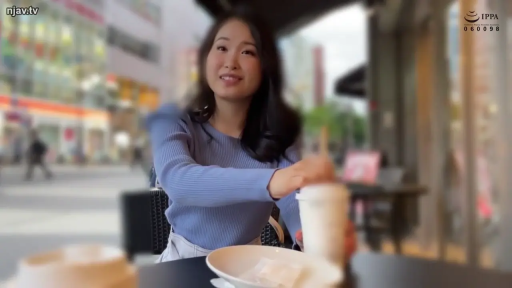 坐姿 · 微笑 · 半身 · 咖啡杯 · 街景 · 户外咖啡厅 · 手持饮料 · 蓝色长袖针织衫