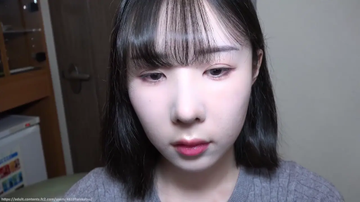 室内 · 脸部特写 · 平静 · 注视镜头 · 正面 · 亚洲女性 · 灰色毛衣