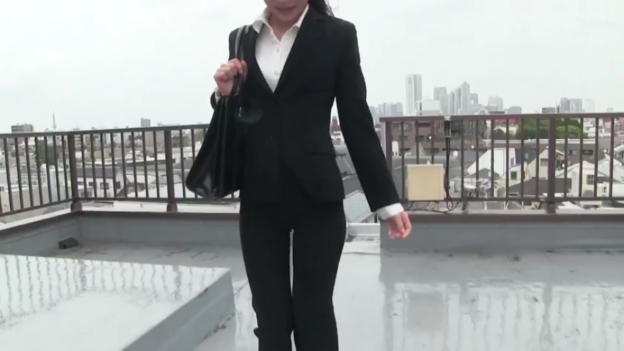 黑色西装裤 · 手提包 · 上半身特写 · 职业微笑 · 楼顶天台 · 晴天