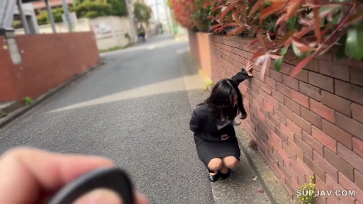 黑色西装外套 · 手部操作特写 · 住宅区街道 · 神情紧张 · 车钥匙
