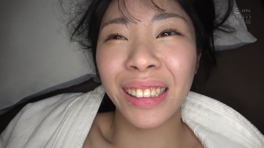 室内 · 脸部特写 · 仰卧 · 浴袍