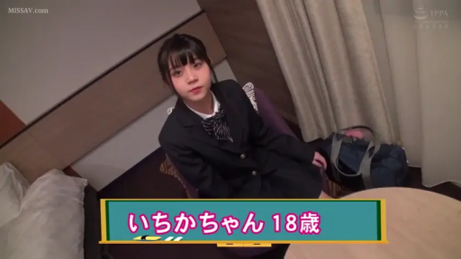 平静 · 上半身特写 · 深色学生制服外套 · 酒店客房 · 字幕框 · 画中画字幕