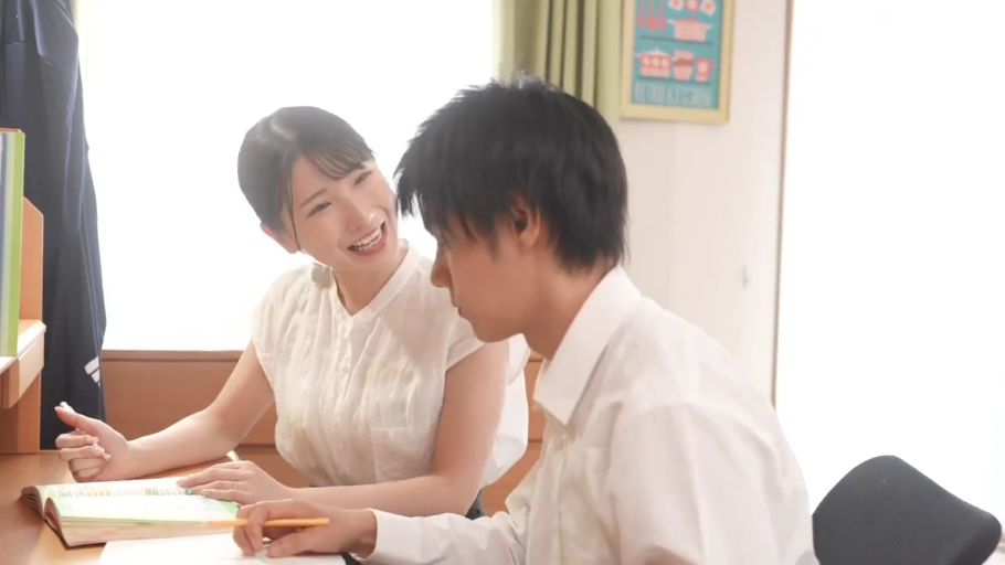 坐姿 · 半身 · 辅导 · 笑容 · 室内书房 · 课本 · 白色无袖衬衫 · 姐弟恋