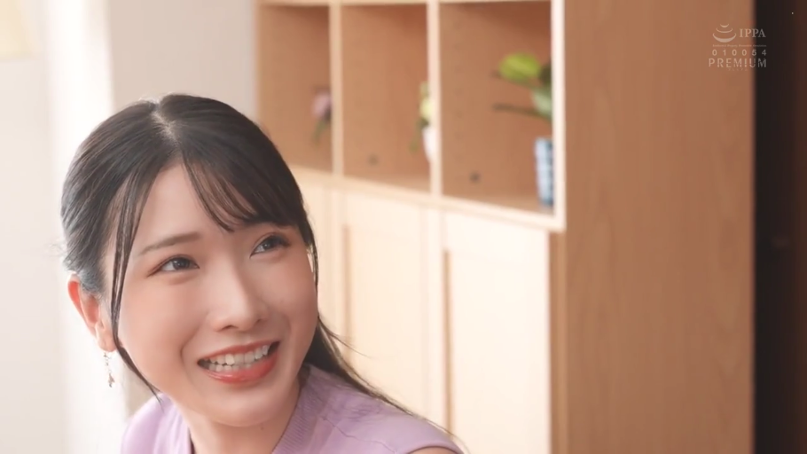 室内 · 脸部特写 · 紫色无袖针织衫 · 侧头看向上方