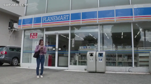 平静 · 手机 · 休闲鞋 · 便利店门前