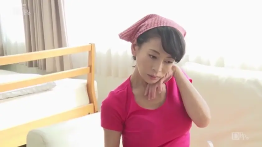 坐姿 · 沉思 · 忧郁 · 卧室 · 中景 · 粉色短袖