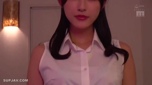 室内 · 职业微笑 · 上半身特写 · 白色无袖衬衫 · 柔和灯光 · 项链