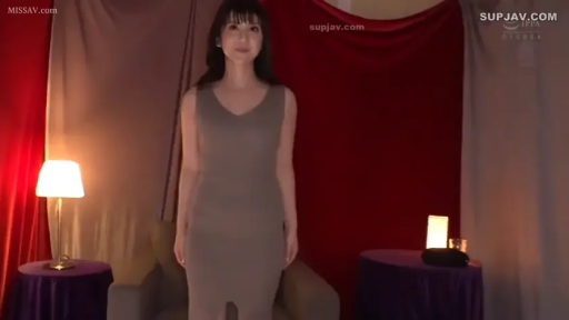 微笑 · 台灯 · 暖色灯光 · 室内工作室 · 中景镜头 · 无袖紧身连衣裙