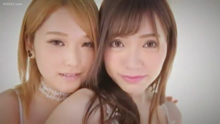 脸部特写 · 摄影棚 · 白色内衣 · 甜美微笑 · 凝视镜头 · 相互依偎 · 两位女性 · 颈部饰品
