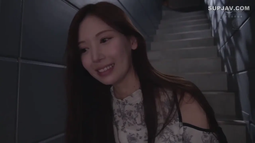 坐姿 · 微笑 · 楼梯间 · 面部特写 · 对视 · 长发 · 碎花露肩上衣