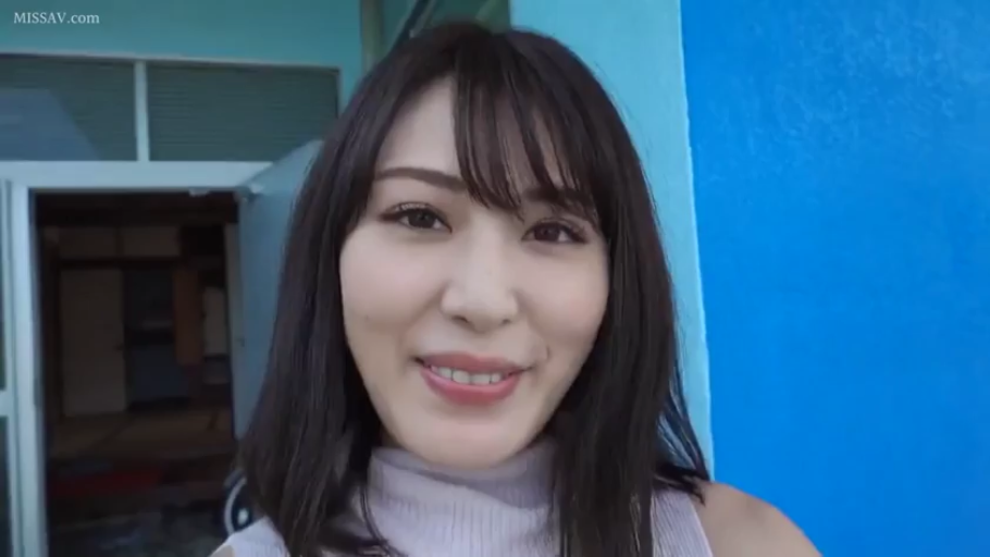 脸部特写 · 愉悦 · 高领针织衫 · 正面直视 · 深色长发 · 户外门口 · 面露微笑