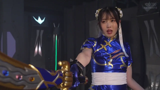 惊讶 · 对峙 · 半身像 · 室内片场 · 蓝色旗袍 · 道具剑 · 侧立持剑