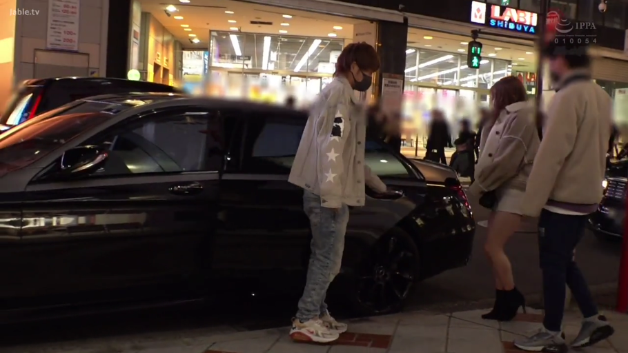 平静 · 运动鞋 · 黑色轿车 · 商铺门口 · 夜间场景